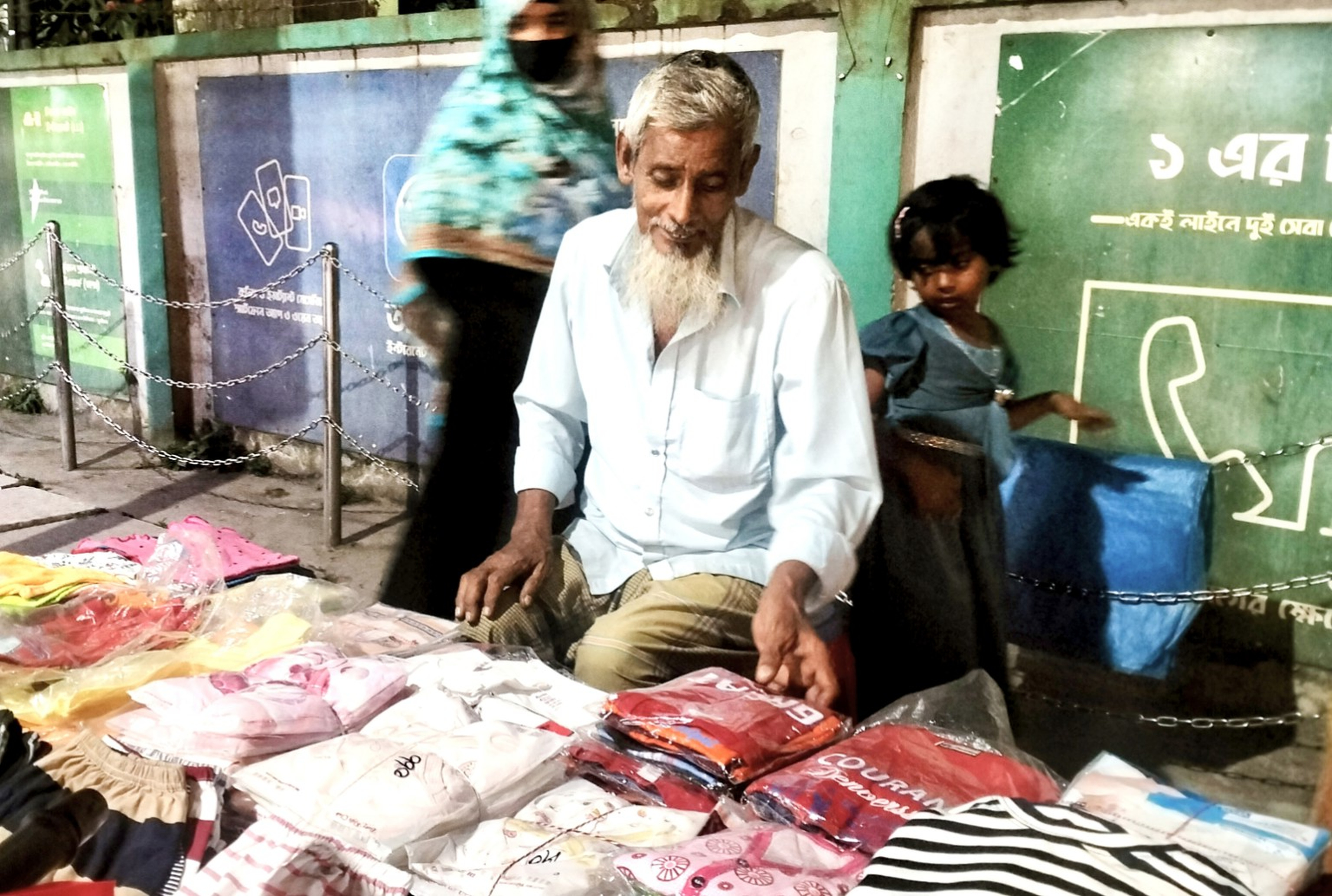 ২২ বছর ধরে ফুটপাতে কাপড় বিক্রি করেই চলে তমশের আলীর সংসার