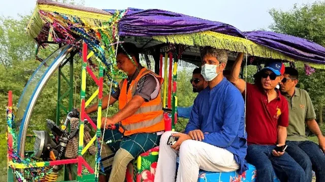 কুয়াকাটায় ভ্যানে চড়ে সৈকত ঘুরলেন মন্ত্রী-প্রতিমন্ত্রী
