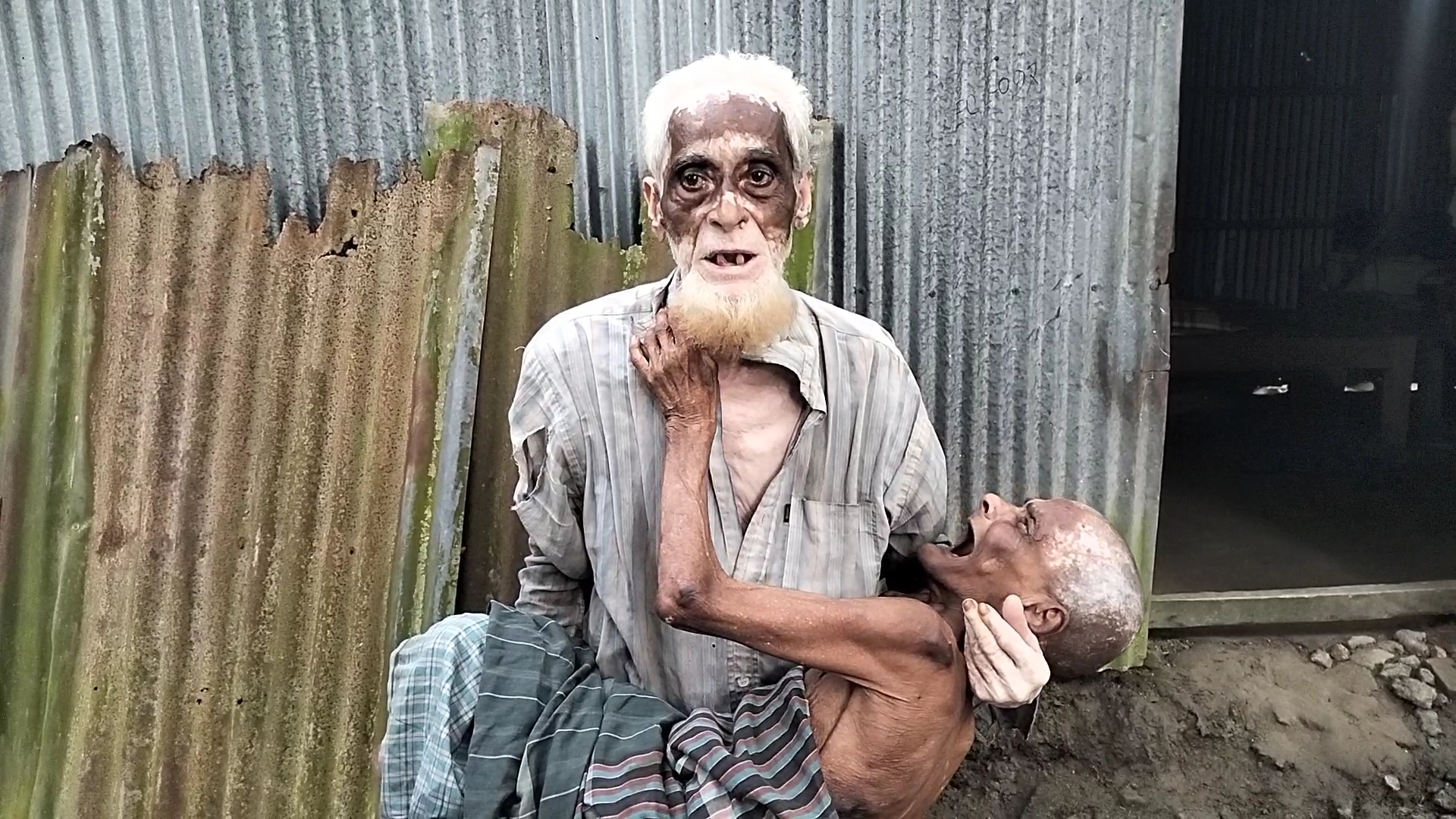 অভাবের কাছে হারেনি ভালোবাসা, স্ত্রীকে কোলে নিয়েই সাজুর জীবন