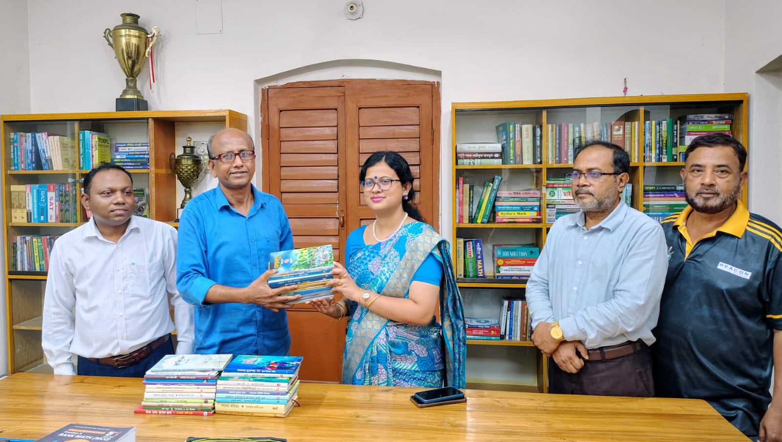 শেরপুর পৌরসভা গণগ্রন্থাগারে গাঙচিলের বই প্রদান